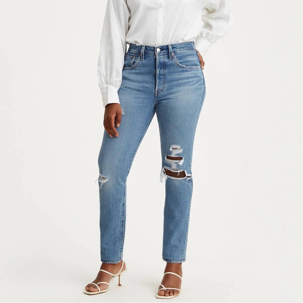 NWT Levi’s 501 high-waisted medium-wash distressed jeans. 💙